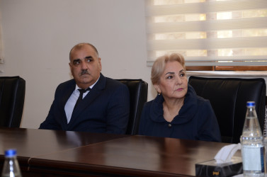 Kürdəmirdə Beynəlxalq Müəllimlər Günü münasibətilə gənc nəslin təlim-tərbiyəsinə töhfə vermiş müəllimlərlə Kürdəmir Rayon İcra Hakimiyyətinin başçısı Elşən Həsənli görüş keçirib.