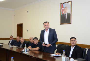 Kürdəmir Rayon İcra Hakimiyyətinin başçısı növbəti dəfə aqroparkların və iri təsərrüfatların rəhbərləri ilə görüş keçirib.