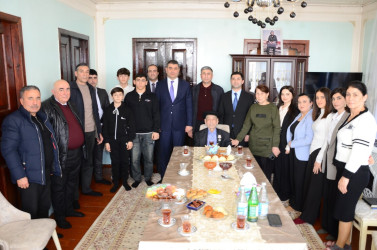 Kürdəmir Rayon İcra Hakimiyyəti başçısı Elşən Həsənli 98 yaşlı Gülməmməd babanın qonağı olub.
