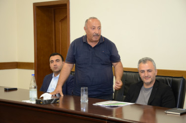 Kürdəmir Rayon İcra Hakimiyyətinin başçısı növbəti dəfə aqroparkların və iri təsərrüfatların rəhbərləri ilə görüş keçirib.