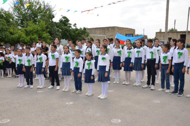 İcra başçısı Mollakənd kənd tam orta məktəbində keçirilən Son zəng tədbirində iştirak edib.