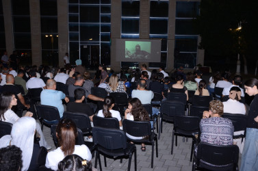 Açıq səma altında film nümayiş olunub.