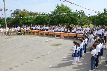 İcra başçısı Mollakənd kənd tam orta məktəbində keçirilən Son zəng tədbirində iştirak edib.