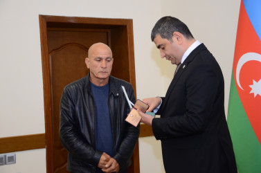 Aprel şəhidinin medalı ailəsinə təqdim edildi.