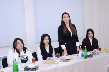 Kürdəmir Rayon İcra Hakimiyyətinin başçısı Elşən Həsənli bir qrup müəllimlərlə görüş keçirib.