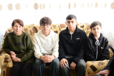 Kürdəmir Rayon İcra Hakimiyyəti başçısı Elşən Həsənli 98 yaşlı Gülməmməd babanın qonağı olub.