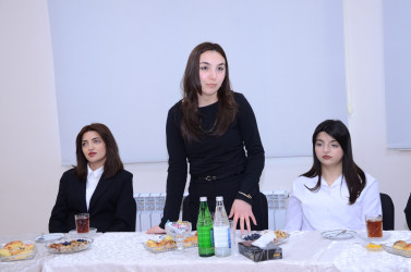 Kürdəmir Rayon İcra Hakimiyyətinin başçısı Elşən Həsənli bir qrup müəllimlərlə görüş keçirib.