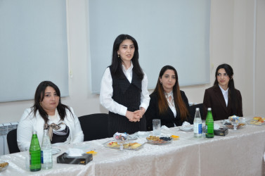 Kürdəmir Rayon İcra Hakimiyyətinin başçısı Elşən Həsənli bir qrup müəllimlərlə görüş keçirib.