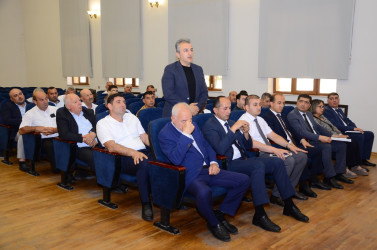 Kürdəmir Rayon İcra Hakimiyyətinin başçısı Elşən Həsənli rayonun fermer və sahibkarları ilə görüş keçirib.