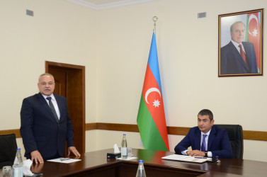 Kürdəmirdə Beynəlxalq Müəllimlər Günü münasibətilə gənc nəslin təlim-tərbiyəsinə töhfə vermiş müəllimlərlə Kürdəmir Rayon İcra Hakimiyyətinin başçısı Elşən Həsənli görüş keçirib.