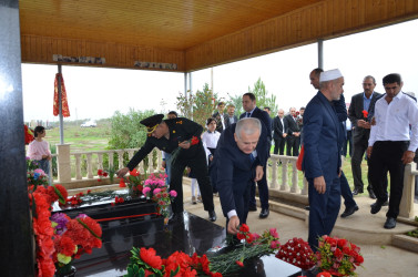 İcra başçısı şəhid Kamil Şirinovun və şəhid Elvin Ömərovun anım tədbirlərində iştirak edib.