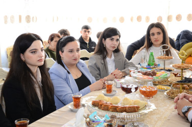 Kürdəmir Rayon İcra Hakimiyyəti başçısı Elşən Həsənli 98 yaşlı Gülməmməd babanın qonağı olub.