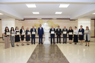 Kürdəmirdə Beynəlxalq Müəllimlər Günü münasibətilə gənc nəslin təlim-tərbiyəsinə töhfə vermiş müəllimlərlə Kürdəmir Rayon İcra Hakimiyyətinin başçısı Elşən Həsənli görüş keçirib.
