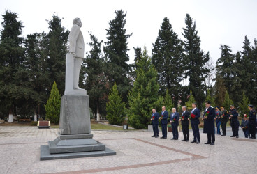 Ümummilli lider Heydər Əliyevin əziz xatirəsi ehtiramla yad edilib