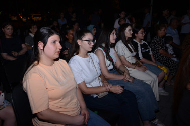 Açıq səma altında film nümayiş olunub.