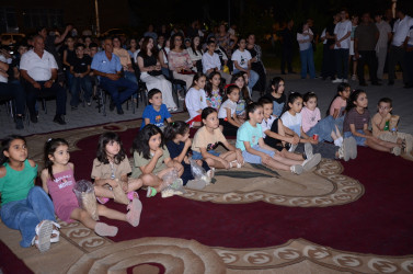 Açıq səma altında film nümayiş olunub.