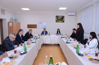 Kürdəmir Rayon İcra Hakimiyyətinin başçısı Elşən Həsənli bir qrup müəllimlərlə görüş keçirib.