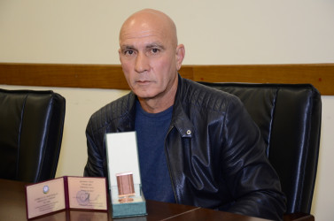 Aprel şəhidinin medalı ailəsinə təqdim edildi.