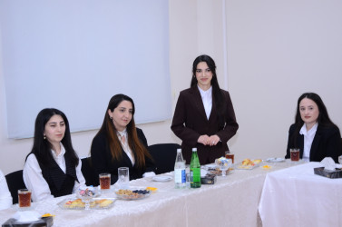 Kürdəmir Rayon İcra Hakimiyyətinin başçısı Elşən Həsənli bir qrup müəllimlərlə görüş keçirib.