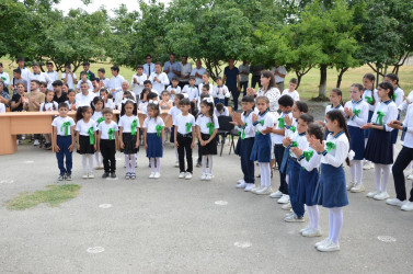 İcra başçısı Mollakənd kənd tam orta məktəbində keçirilən Son zəng tədbirində iştirak edib.