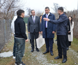 Kürdəmir Rayon İcra Hakimiyyəti başçısı Elşən Həsənli 98 yaşlı Gülməmməd babanın qonağı olub.