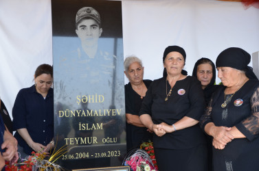 İcra başçısı şəhid Murad Eyyubovun və şəhid İslam Dünyamalıyevin anım tədbirlərində iştirak edib.