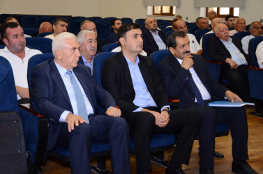 Kürdəmir Rayon İcra Hakimiyyətinin başçısı Elşən Həsənli rayonun fermer və sahibkarları ilə görüş keçirib.