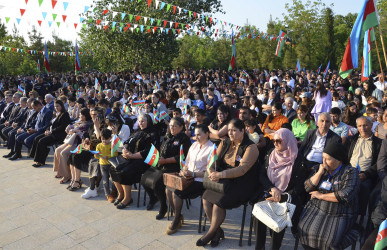 Kürdəmirdə Ulu Öndər Heydər Əliyevin anadan olmasının 100 illiyinə həsr olunmuş konsert proqramı təşkil edilib.