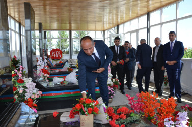 Oktyabrın 5 -də Kürdəmirdə Müəllimlər günü ilə bağlı şəhid müəllimin məzarı ziyarət olunub.