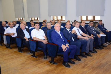 Kürdəmir Rayon İcra Hakimiyyətinin başçısı Elşən Həsənli rayonun fermer və sahibkarları ilə görüş keçirib.