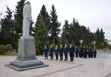 Ümummilli lider Heydər Əliyevin əziz xatirəsi ehtiramla yad edilib