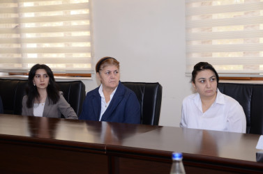 Kürdəmirdə Beynəlxalq Müəllimlər Günü münasibətilə gənc nəslin təlim-tərbiyəsinə töhfə vermiş müəllimlərlə Kürdəmir Rayon İcra Hakimiyyətinin başçısı Elşən Həsənli görüş keçirib.