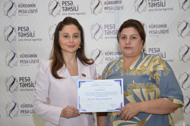 Kürdəmirdə “Şəhərsalma və memarlıq İli” çərçivəsində “Böyük Qayıdışın asanlaşdırılması: doğma yurdlarına qayıdan məcburi köçkünlərin məşğulluq perspektivlərinin və biznes imkanlarının artırılması” layihəsinin ikinci mərhələsinin yekun bağlanış mərasimi keçirilib.