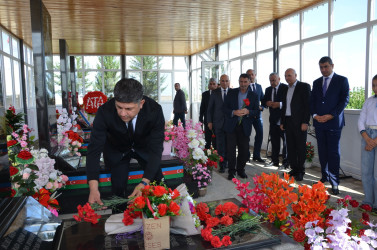 Oktyabrın 5 -də Kürdəmirdə Müəllimlər günü ilə bağlı şəhid müəllimin məzarı ziyarət olunub.