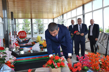 Oktyabrın 5 -də Kürdəmirdə Müəllimlər günü ilə bağlı şəhid müəllimin məzarı ziyarət olunub.