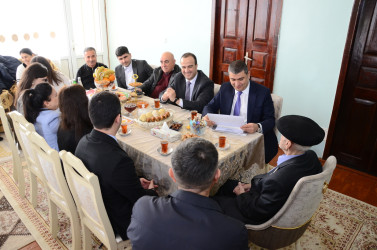 Kürdəmir Rayon İcra Hakimiyyəti başçısı Elşən Həsənli 98 yaşlı Gülməmməd babanın qonağı olub.