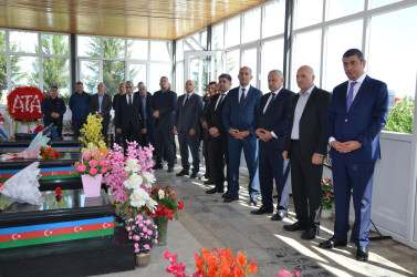 Oktyabrın 5 -də Kürdəmirdə Müəllimlər günü ilə bağlı şəhid müəllimin məzarı ziyarət olunub.