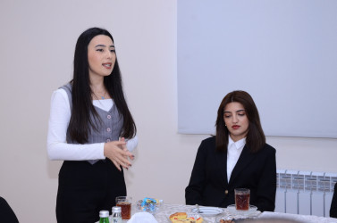 Kürdəmir Rayon İcra Hakimiyyətinin başçısı Elşən Həsənli bir qrup müəllimlərlə görüş keçirib.