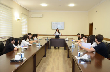 Rayon İcra Hakimiyyətinin könüllülərinə “Layihələrin hazırlanması və idarə edilməsi” mövzusunda təlim keçirilib.