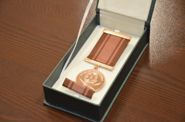 Aprel şəhidinin medalı ailəsinə təqdim edildi.
