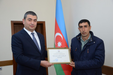 Kürdəmir Rayon İcra Hakimiyyətinin başçısı Elşən Həsənli barama istehsalında yüksək nəticə göstərən bir qrup kümçülərlə görüşüb
