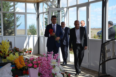 Oktyabrın 5 -də Kürdəmirdə Müəllimlər günü ilə bağlı şəhid müəllimin məzarı ziyarət olunub.