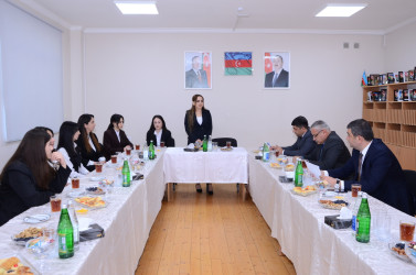 Kürdəmir Rayon İcra Hakimiyyətinin başçısı Elşən Həsənli bir qrup müəllimlərlə görüş keçirib.