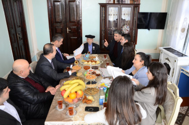 Kürdəmir Rayon İcra Hakimiyyəti başçısı Elşən Həsənli 98 yaşlı Gülməmməd babanın qonağı olub.