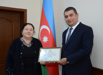 Kürdəmir Rayon İcra Hakimiyyətinin başçısı Elşən Həsənli barama istehsalında yüksək nəticə göstərən bir qrup kümçülərlə görüşüb
