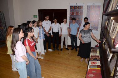 Kürdəmir Rayon İcra Hakimiyyətinin könüllüləri “Azərxalça” ASC-nin Kürdəmir filialında qonaq olublar.