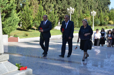 Kürdəmirdə Beynəlxalq Müəllimlər Günü münasibətilə gənc nəslin təlim-tərbiyəsinə töhfə vermiş müəllimlərlə Kürdəmir Rayon İcra Hakimiyyətinin başçısı Elşən Həsənli görüş keçirib.