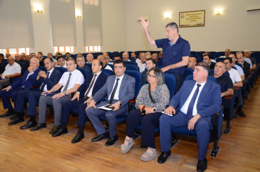 Kürdəmir Rayon İcra Hakimiyyətinin başçısı Elşən Həsənli rayonun fermer və sahibkarları ilə görüş keçirib.