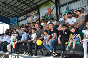 Kürdəmir rayonunun Carlı kəndində stadion kompleksi tikilib.