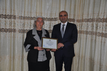 İcra başçısı təhsil sahəsində uzun müddət çalışmış, üç nəsil şagird yetişdirən qocaman müəllim Pəri Qədirovanın ailəsinin qonağı olub.
